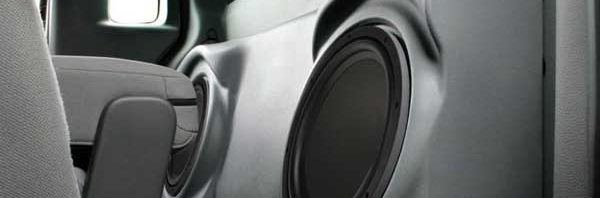 Bass amplifier and subwoofer