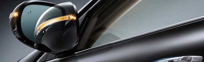 Install folding mirror on car